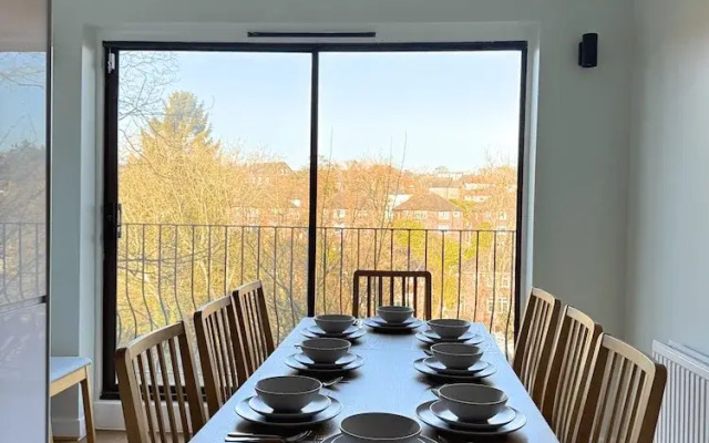 Stunning Townhouse: Your Spacious Retreat for 8