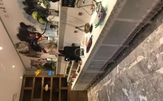 East Queen (Xi\'an Beimen Metro Station)