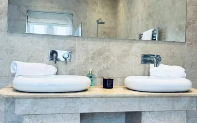 Lodge - Sleeps 18, pet Friendly & Free Parking