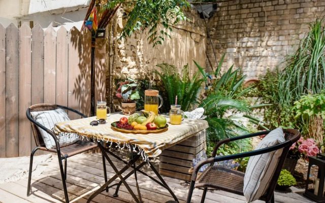 Modern-Rustic Haven in the City by Sea N Rent
