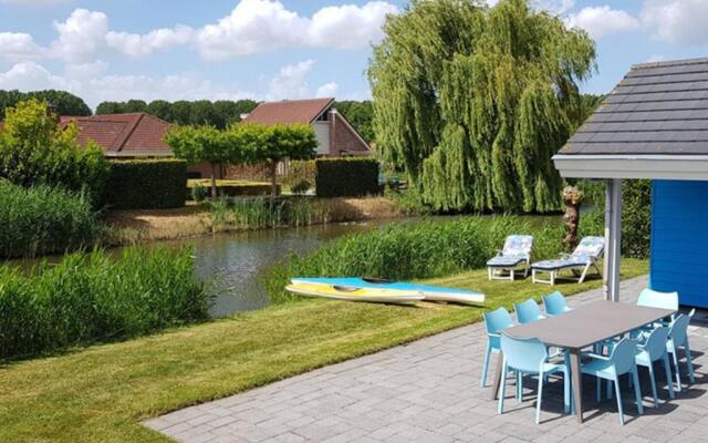 The Blue House - Luxurious Waterfront Villa Zeewolde