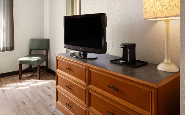 La Quinta Inn by Wyndham Pittsburgh Airport