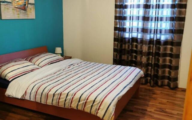 Domagoj - on the beach - A2 narancasti(4+2)