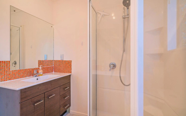 Kowhai Corner - Matarangi Holiday Home