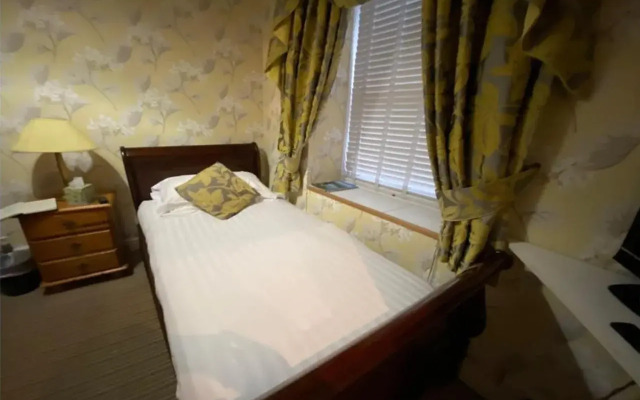 OYO Lamphey Hall Hotel