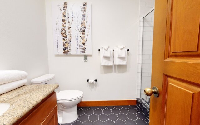 Timbers 6 Updated and Pet-Friendly, Private Jacuzzi, Private Garage by RedAwning