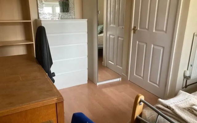 5-bed Town House in Newport