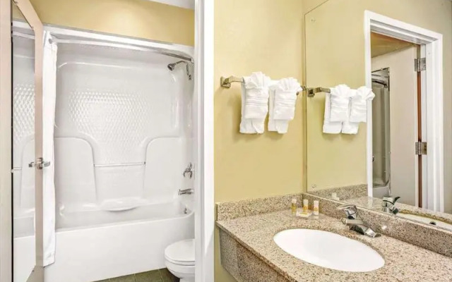 Days Inn And Suites Peachtree City