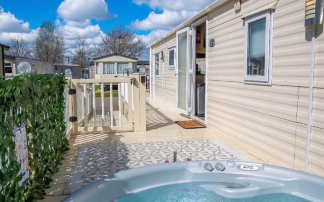 Tattershall Lakes Private Hot Tub Lodge - Sleeps 6