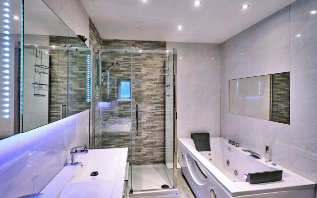 Charming Cardiff Home With Private Parking & Modern Amenities