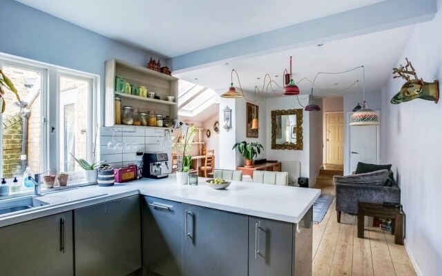 Bright 3 Bedroom Trendy Home by Hampstead