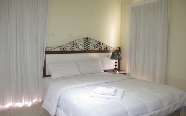 Mackenzie Beach Hotel & Apartments