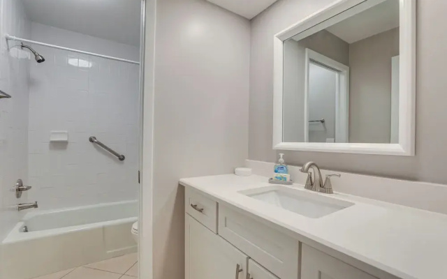 Lanai + Community Pool Access: Sarasota Oasis!