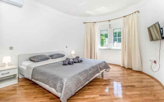 Nice Home in Dramalj With Wifi and 7 Bedrooms