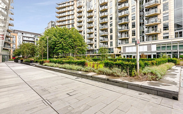 Stylish Flat In Battersea Reach