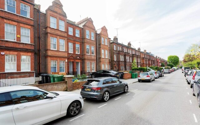 Contemporary Studio in Swiss Cottage