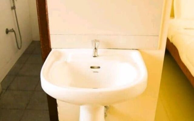 Iroomz Hotel Krishna Inn