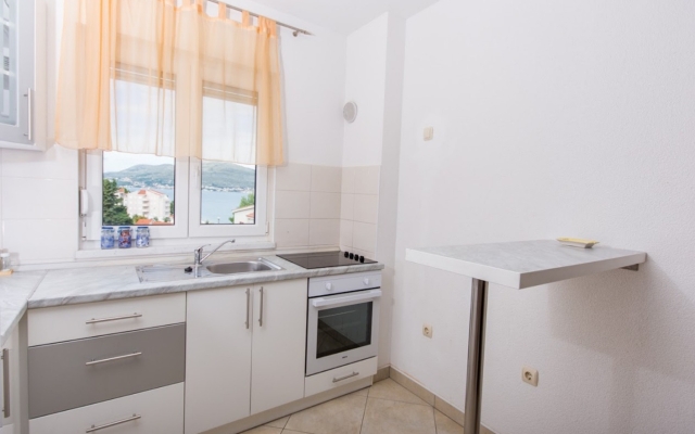 Apartment Slavica - 70 m from the beach : Lero2 Okrug Gornji, Island Ciovo