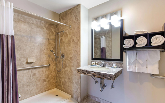 La Quinta Inn & Suites by Wyndham Chicago - Lake Shore