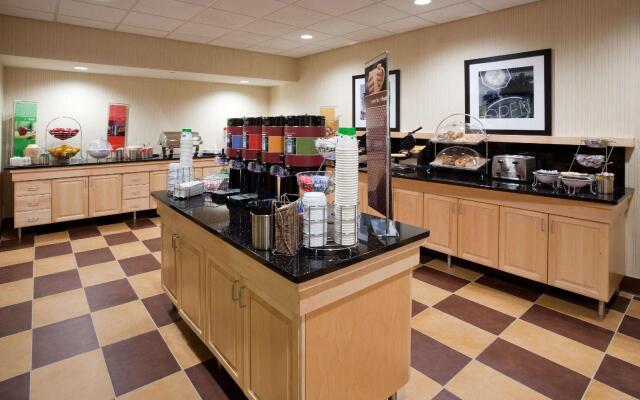 Hampton Inn & Suites Minot Airport