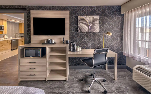 Super 8 by Wyndham Meadow Wood Courtyard