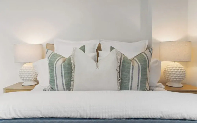 Absolute Burleigh Beachfront - Stylish 2BR Oceanview Stay