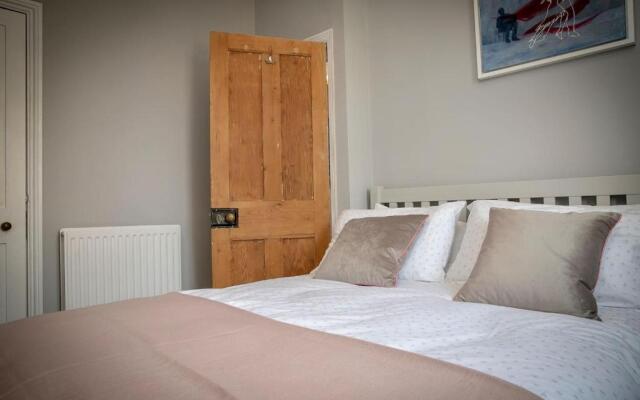 2 bedroom Stamford home with parking