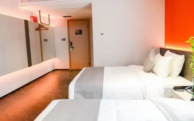 Leroy Hotel