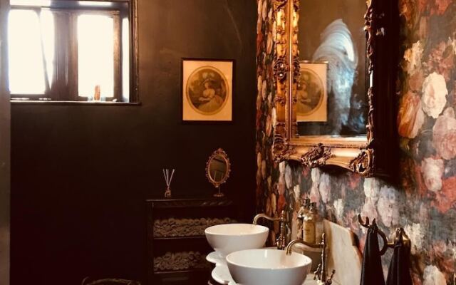 Gin Lounge Rooms