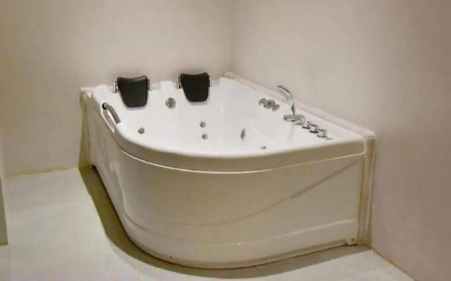 Lian Park Hotel