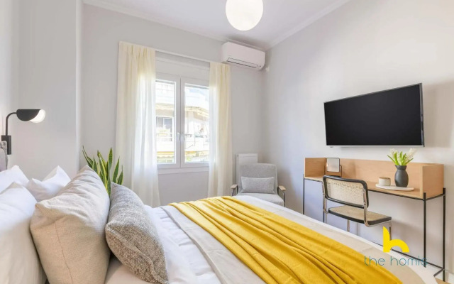 Sun-Splashed 2-BDR Corner Apartment with Hillside views!