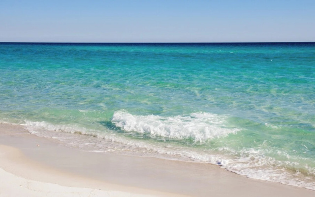 Across From The Beach! Near Pier Park & Dining! Sleeps 6! 2 BR / 2 BA!