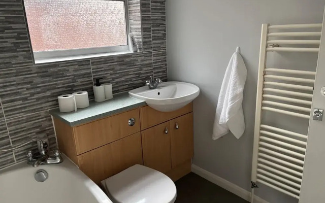 Oxford-house-sleeps 7-parking-garden