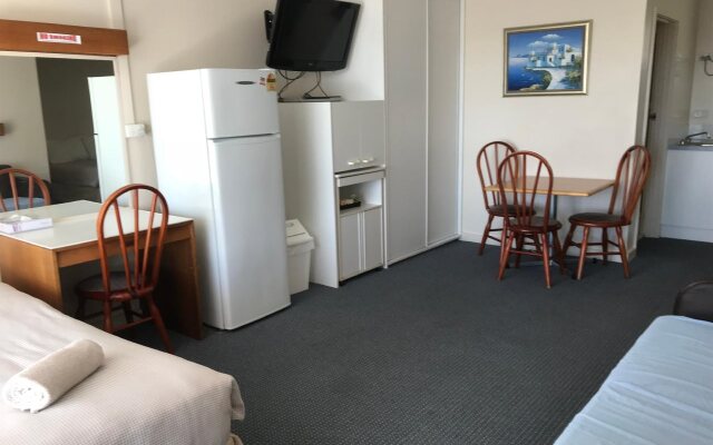 Holiday Lodge Motor Inn