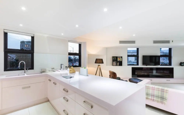 MADDISON, 3BDR Port Melbourne Apartment