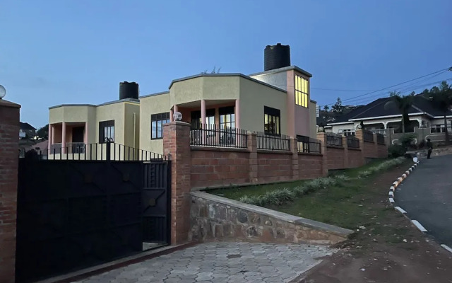 The Mugabi's Spacious Private Room