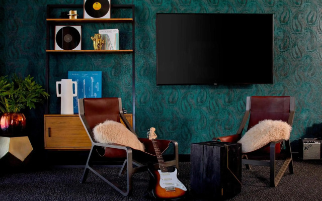MOXY Minneapolis Uptown
