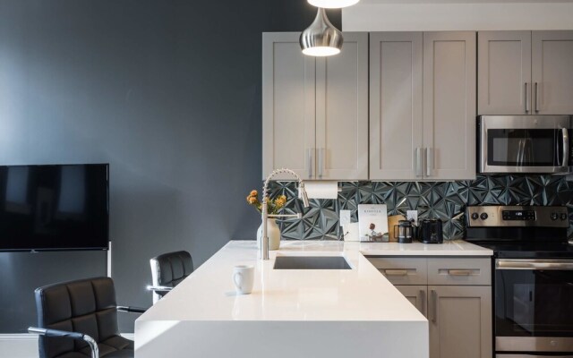 Bordeaux - Luxe LF Square Apts with Rooftop by Zencity