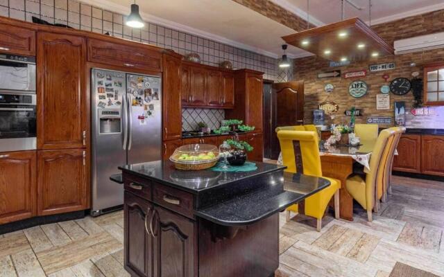 Cheerful 5-Bedroom Villa with Pool