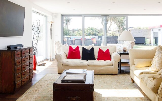 Vibrant Seafront Home With Seasonal Pool