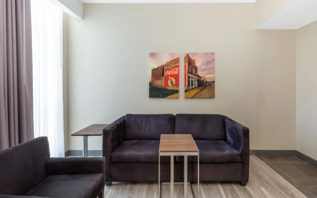 La Quinta Inn & Suites by Wyndham Tulsa Downtown/Route 66
