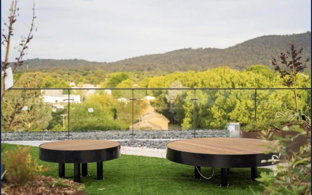 The Hamptons - Lux 2 Bed 2 Bath, Pool - Central Location