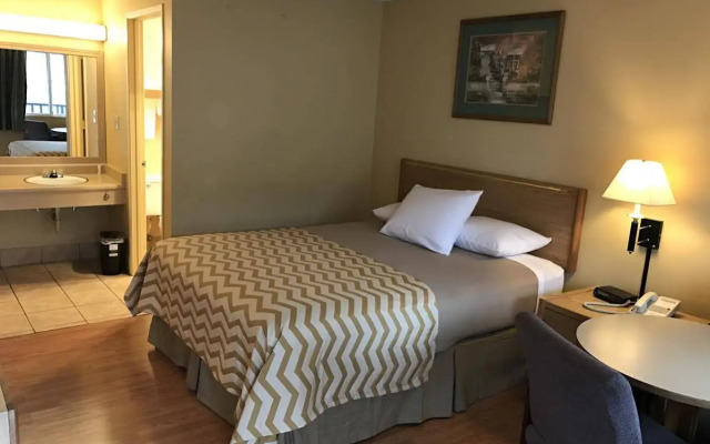 Travelodge by Wyndham Tacoma Near McChord AFB