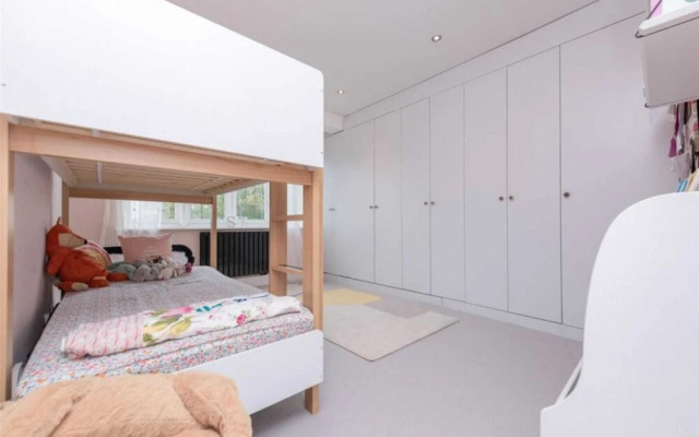 Vibrant 2 Bedroom House in London