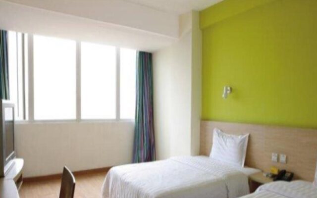 7 Days Inn Luoyang Wangcheng Avenue Shenglong Square Branch