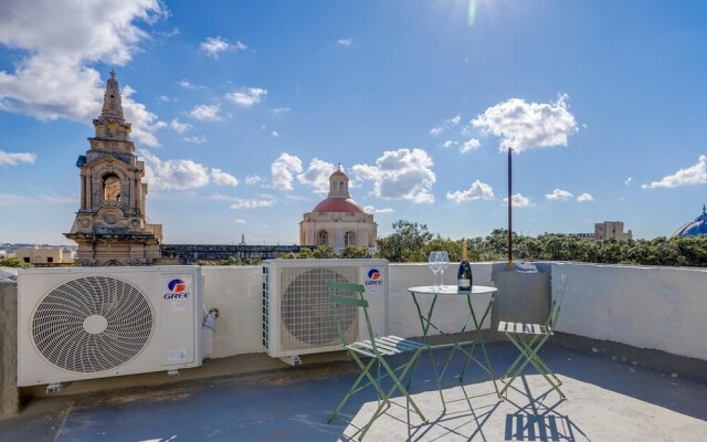 Stylish Apartment Steps From the Capital