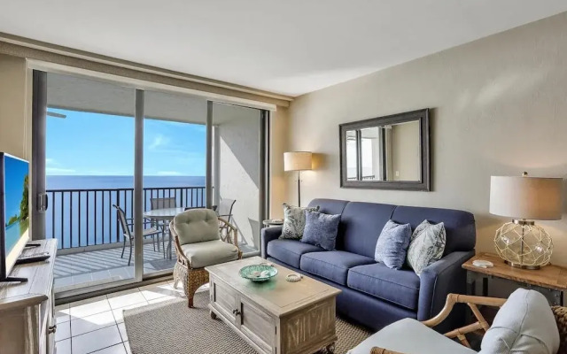Charming Beachfront Condo With Pool, spa and Views