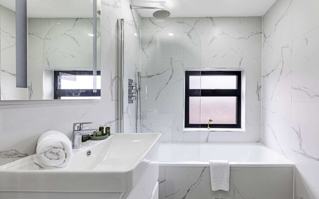 Spacious and Beautiful Apartment In Hanwell