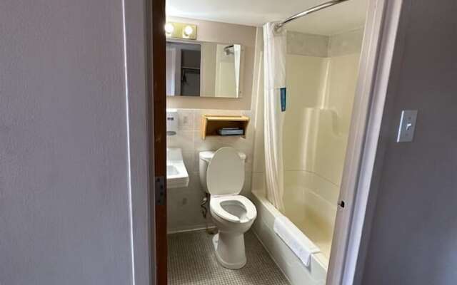 Bears Den Lounge and Motel