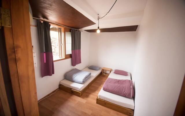 Shanti Shanti Guest House - Hostel
